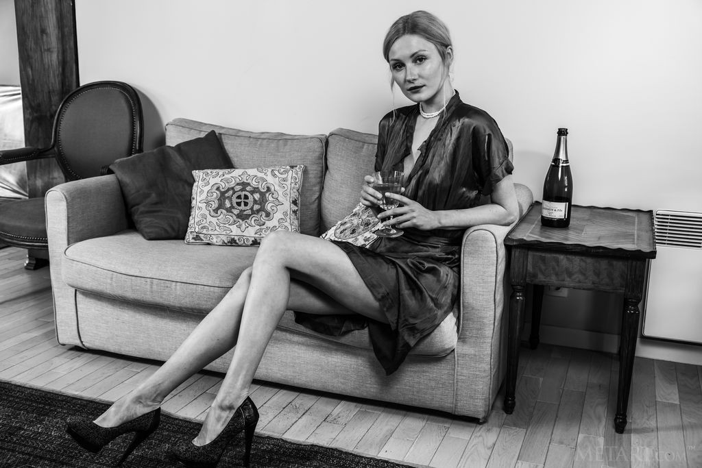 Gerda Rubia - Slim lady spends self satisfying night at home