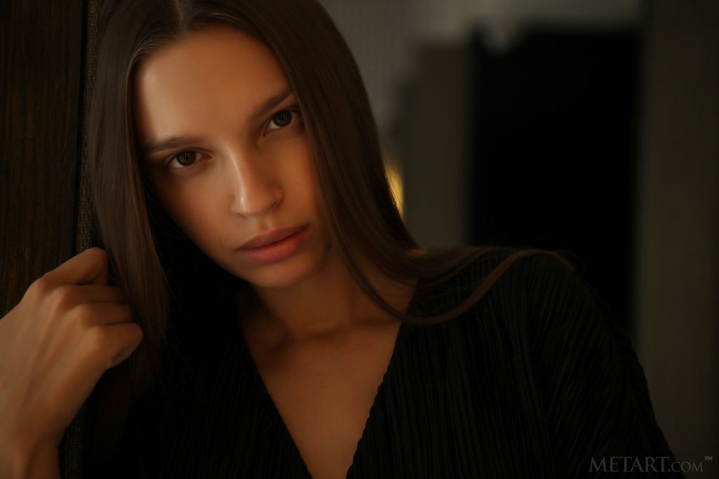 Elin - Glam brunette performs a passionate striptease