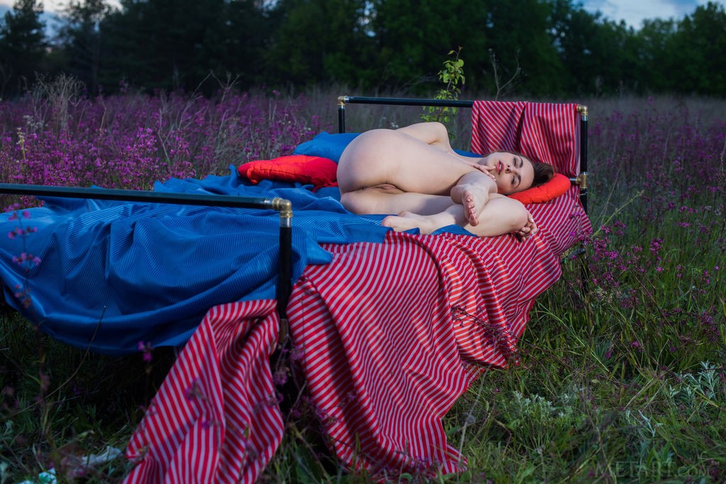 Nasita - As the sun sets, this hottie gets naked in a field