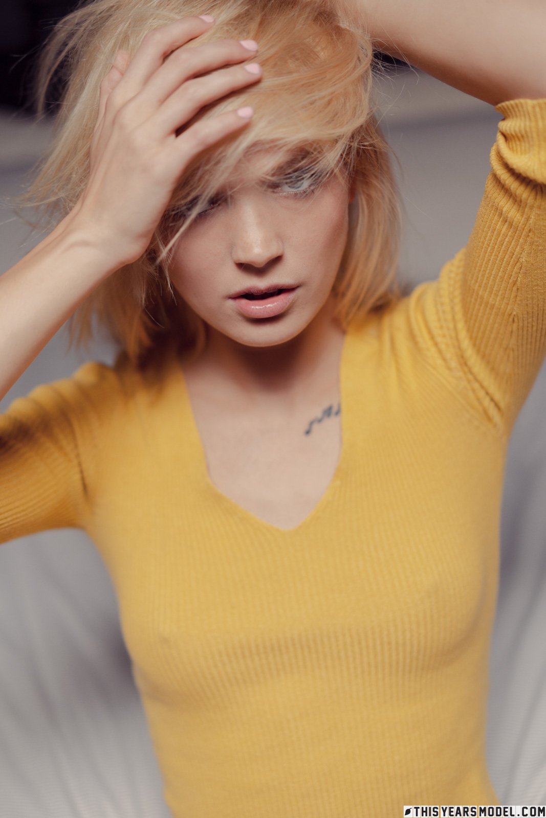 Stunning blonde Kylie Belle knows how to tease the camera